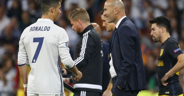 Foto: Zidane y Cristiano hablan durante un partido. (Reuters)