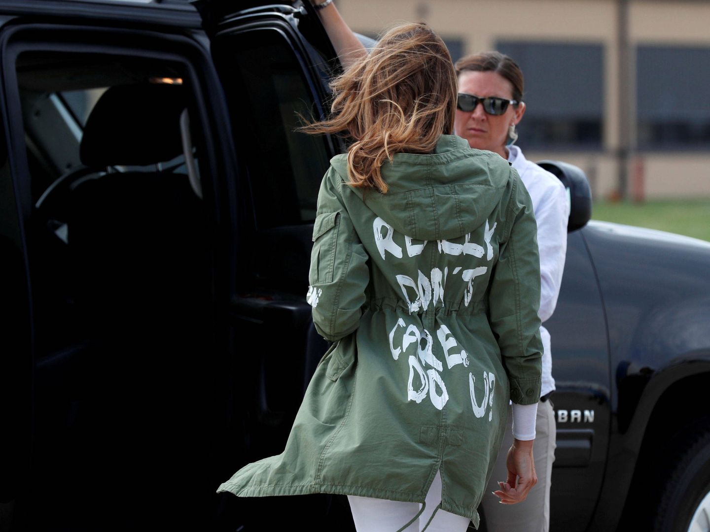 Melania Trump con la chaqueta de la discordia. (Reuters)