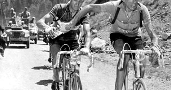 Foto: Gino Bartali (d.) y Fausto Coppi (i.) en el Tour de 1952