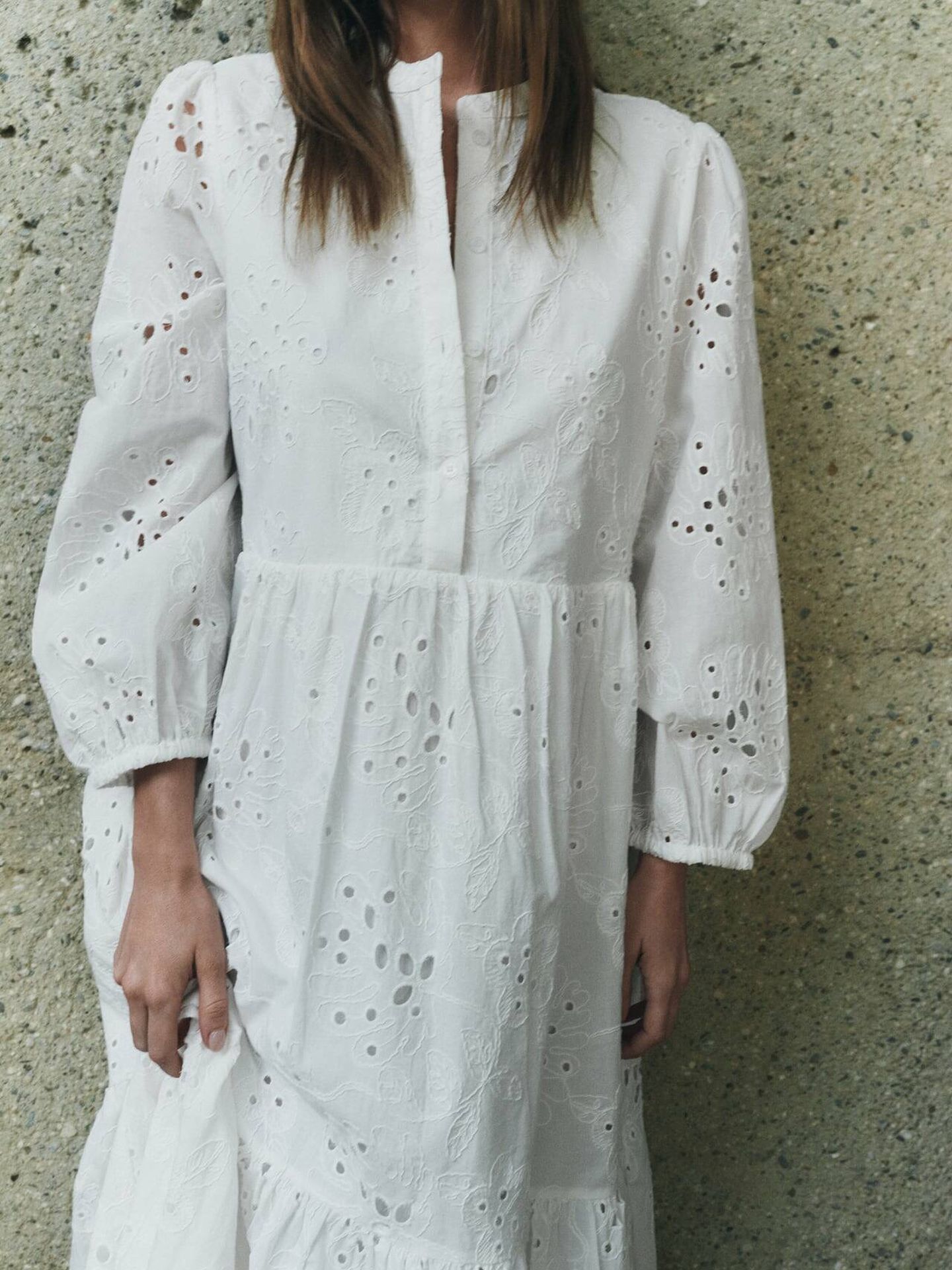 Vestido blanco y calado de novedades. (Zara/Cortesía)
