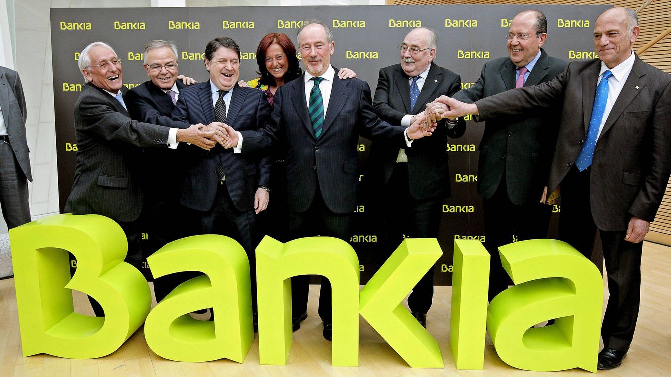 Foto: Rodrigo Rato (centro) posa junto a los presidentes de las seis entidades, que junto a Caja Madrid, conforman el grupo Bankia. (EFE)