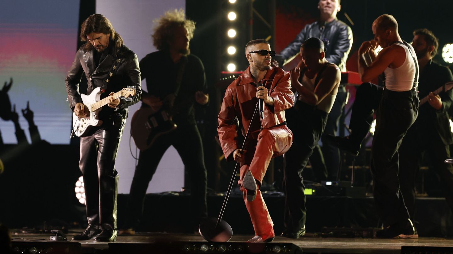 Rauw Alejandro y Juanes, en la actuación de los Grammy. (EFE)