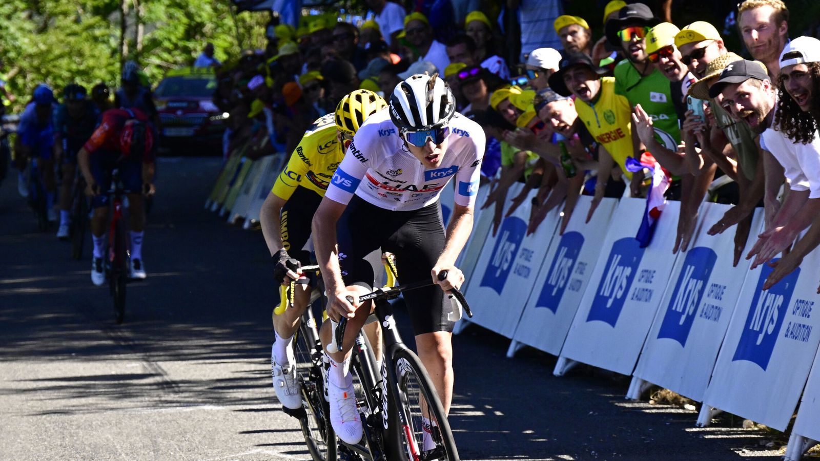 Vingegaard persigue a Pogacar en la decimocuarta etapa. (Reuters/Christian Bruna)