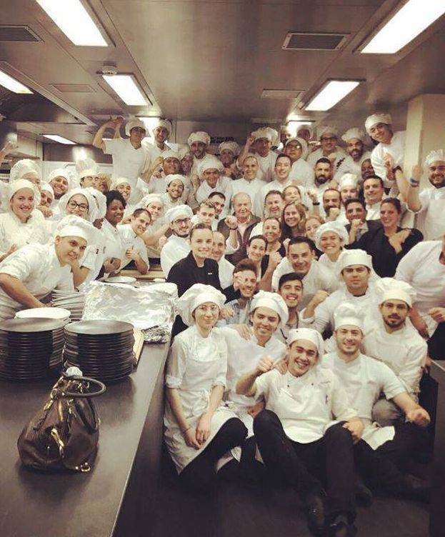 Foto: El rey Juan Carlos, la infanta Elena y el equipo de cocina de Martín Berasategui. (Twitter)