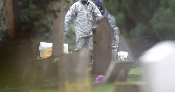 Foto: Miembros de los servicios de emergencia protegidos con trajes especiales examinan la tumba de Luidmila Skripal, la mujer del agente envenenado con Novichok en Salisbury. (Reuters)
