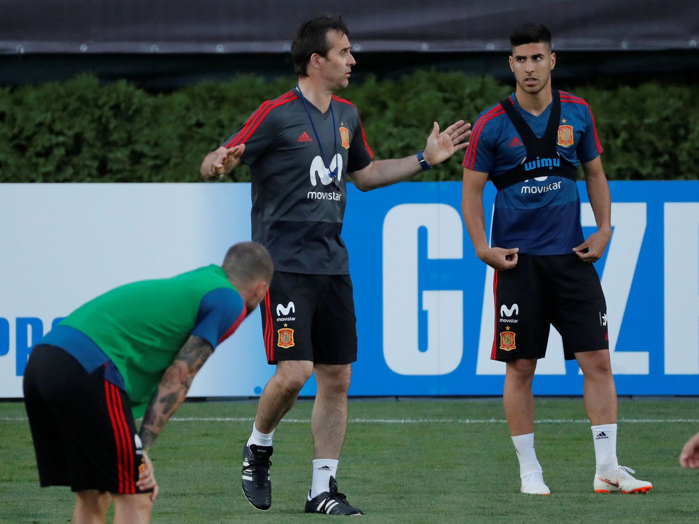 Marco Asensio mira a Lopetegui en un entrenamiento de la Selección. (Efe)