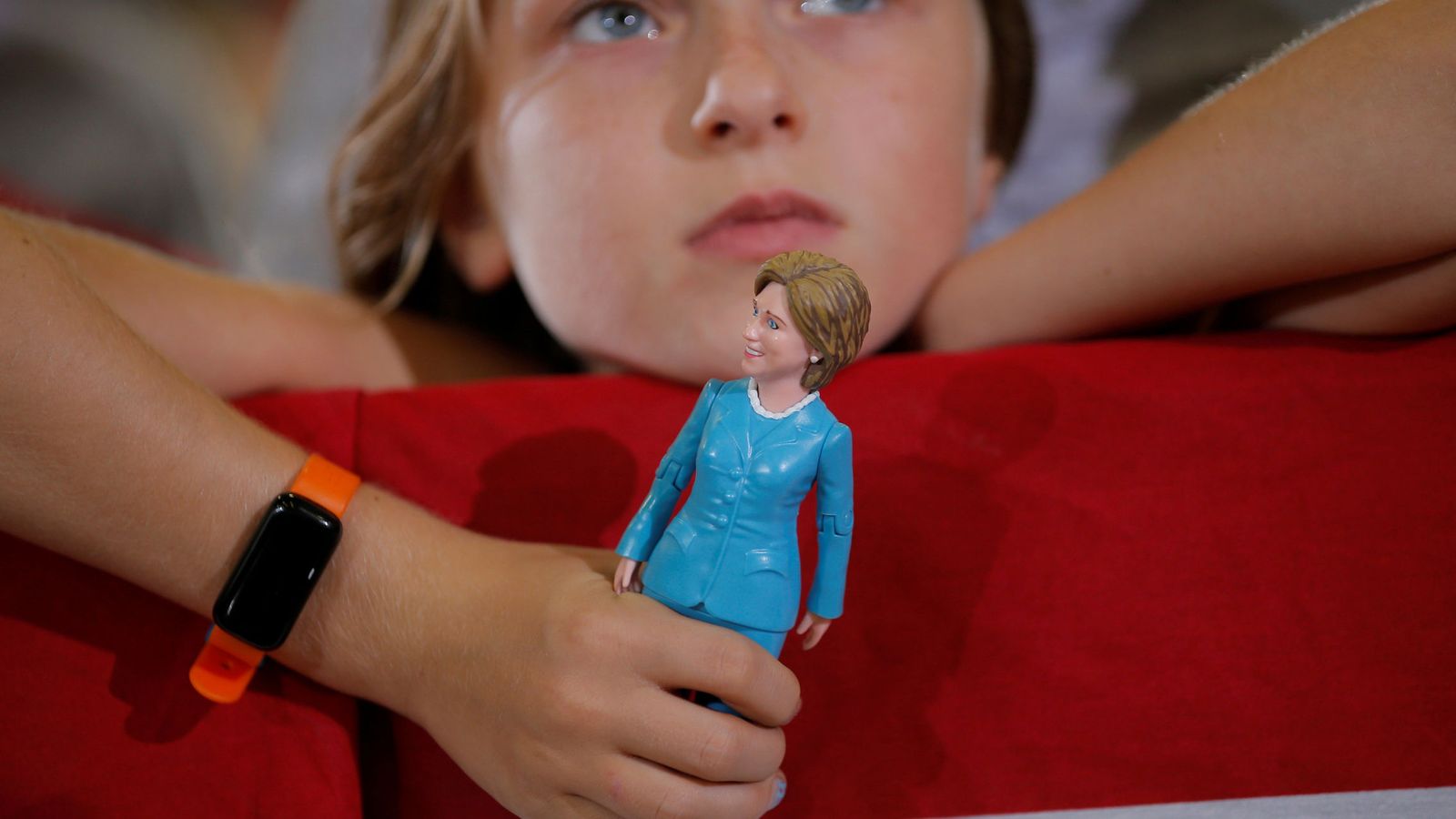 Foto: Una niña de 9 años sostiene un muñeco de Hillary Clinton durante un mitin demócrata en Akron, Ohio, en octubre de 2016 (Reuters)