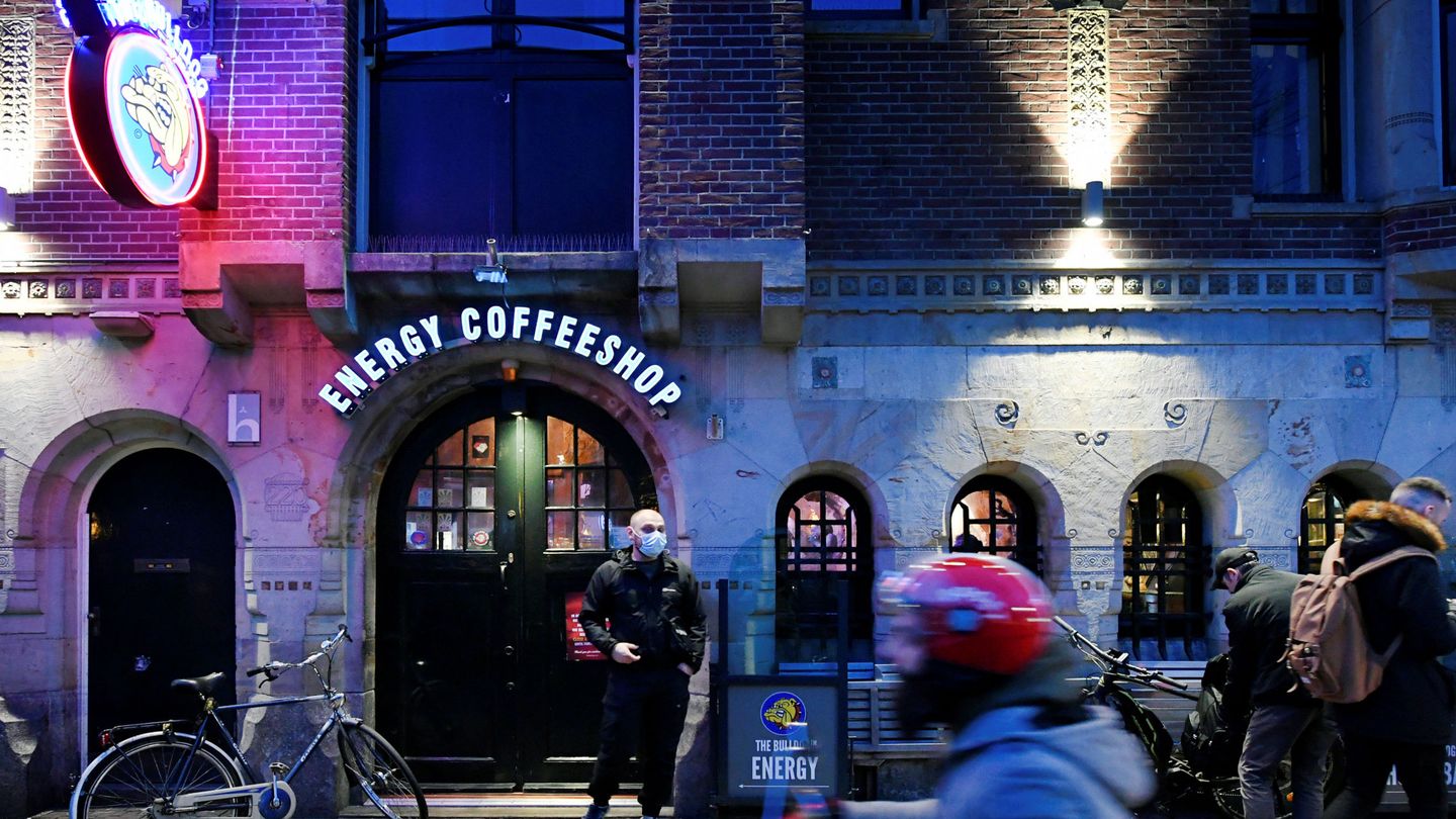 El Barrio Rojo de Ámsterdam, en plena pandemia. (EFE)