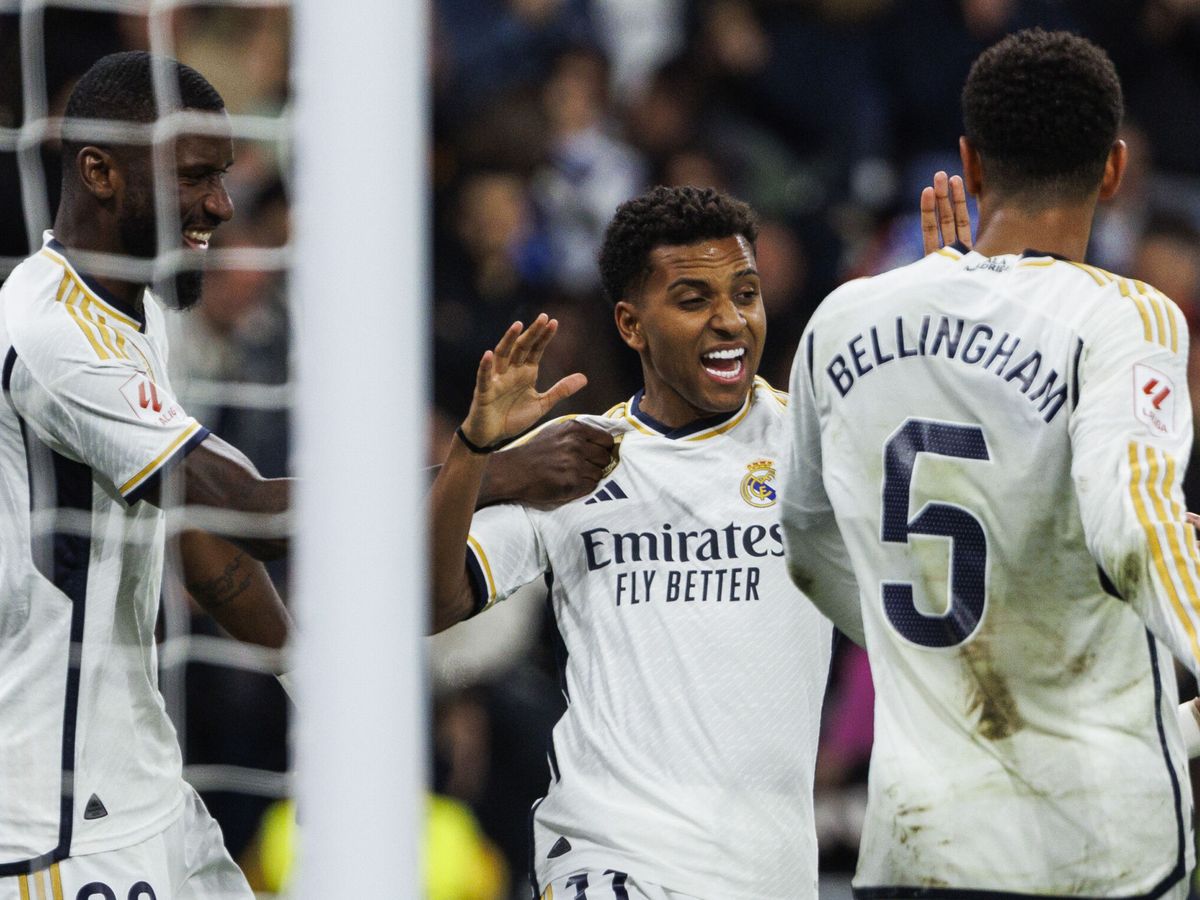Foto: Los jugadores del Madrid celebra un gol. (EFE/Sergio Pérez)