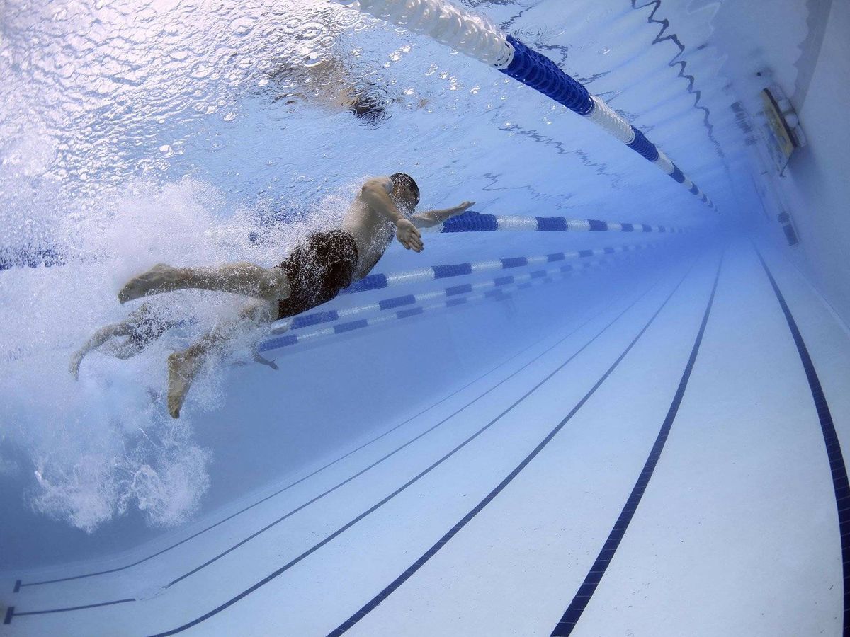 Foto: Un nadador en una piscina. (Pixabay)