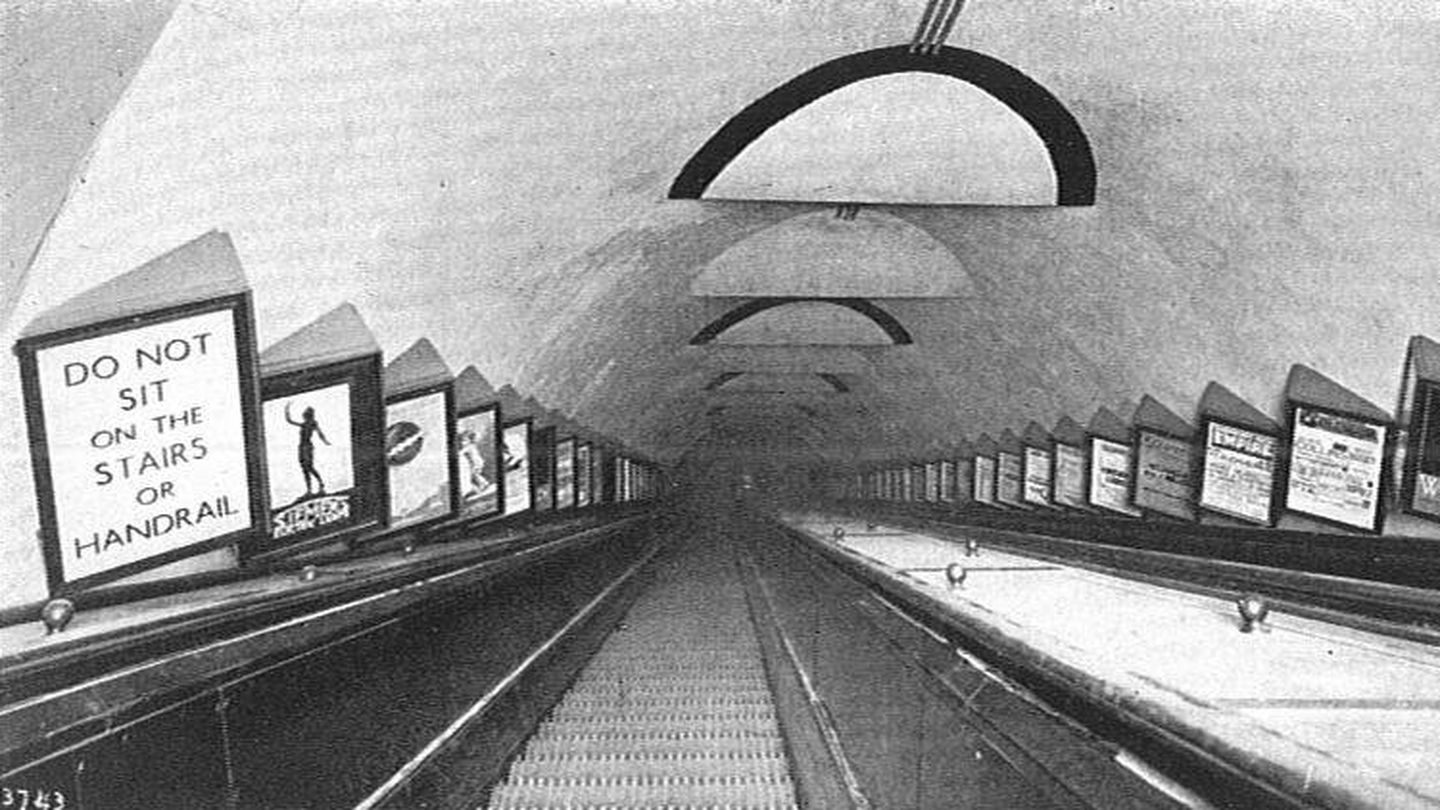 Escaleras mecánicas de la estación de metro de Oxford Circus en 1928. (Wikimedia)