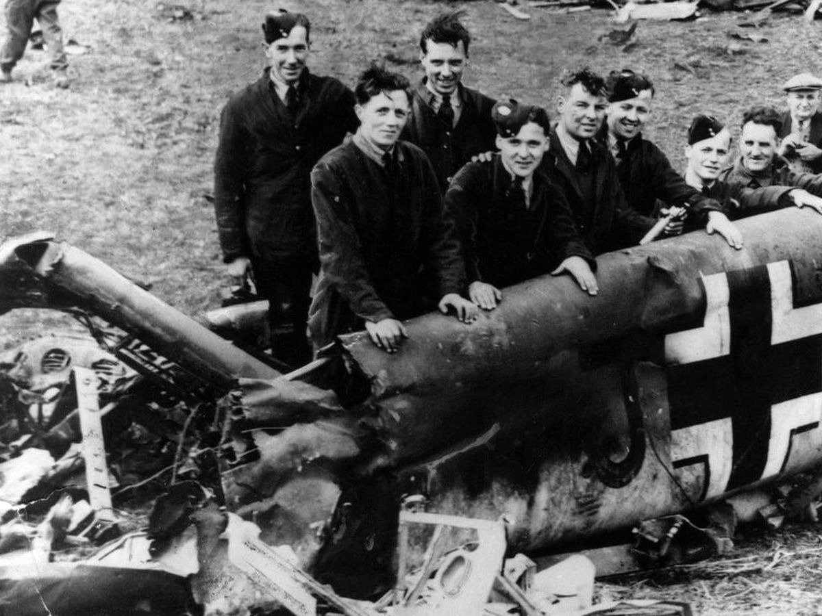 Foto: Británicos posan cerca de Glasgow junto a los restos del avión de Rudolf Hess en 1941