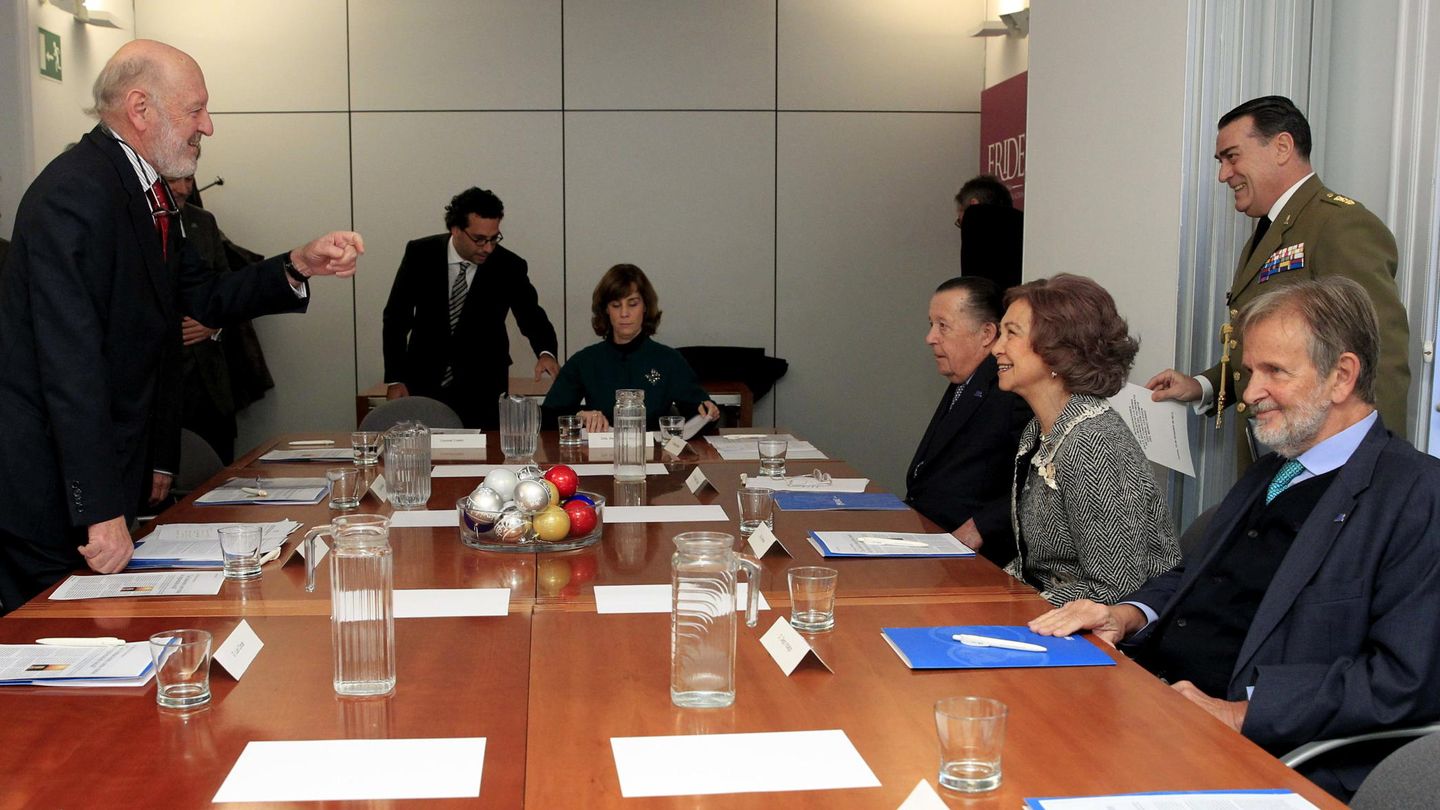 La Reina, con el presidente en España de la Fundación Comité Español de los Colegios del Mundo Unido (UWC) y exjefe de la Casa del Rey, Alberto Aza. (EFE)