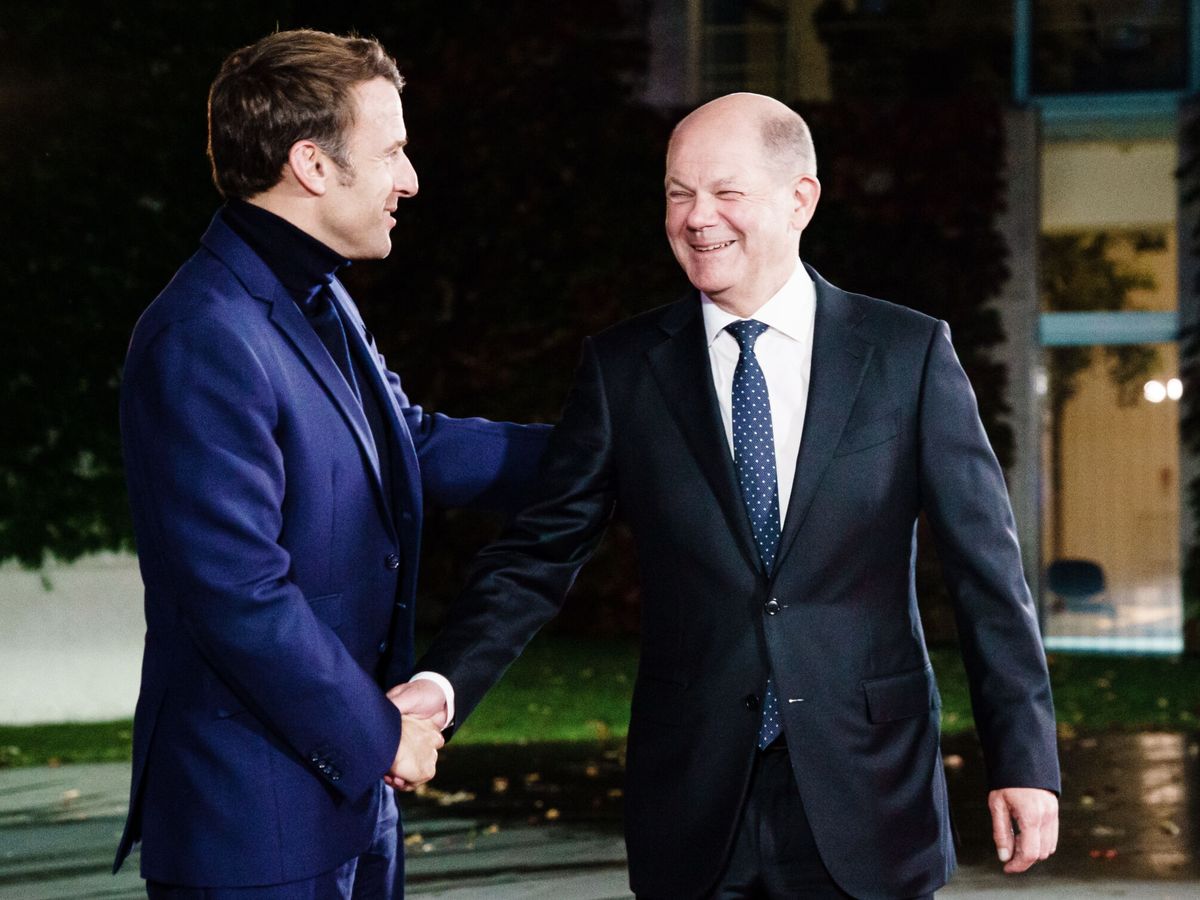 Foto: El canciller alemán, Olaf Scholz (d), y el presidente francés, Emmanuel Macron. (EFE/Clemens Bilan)
