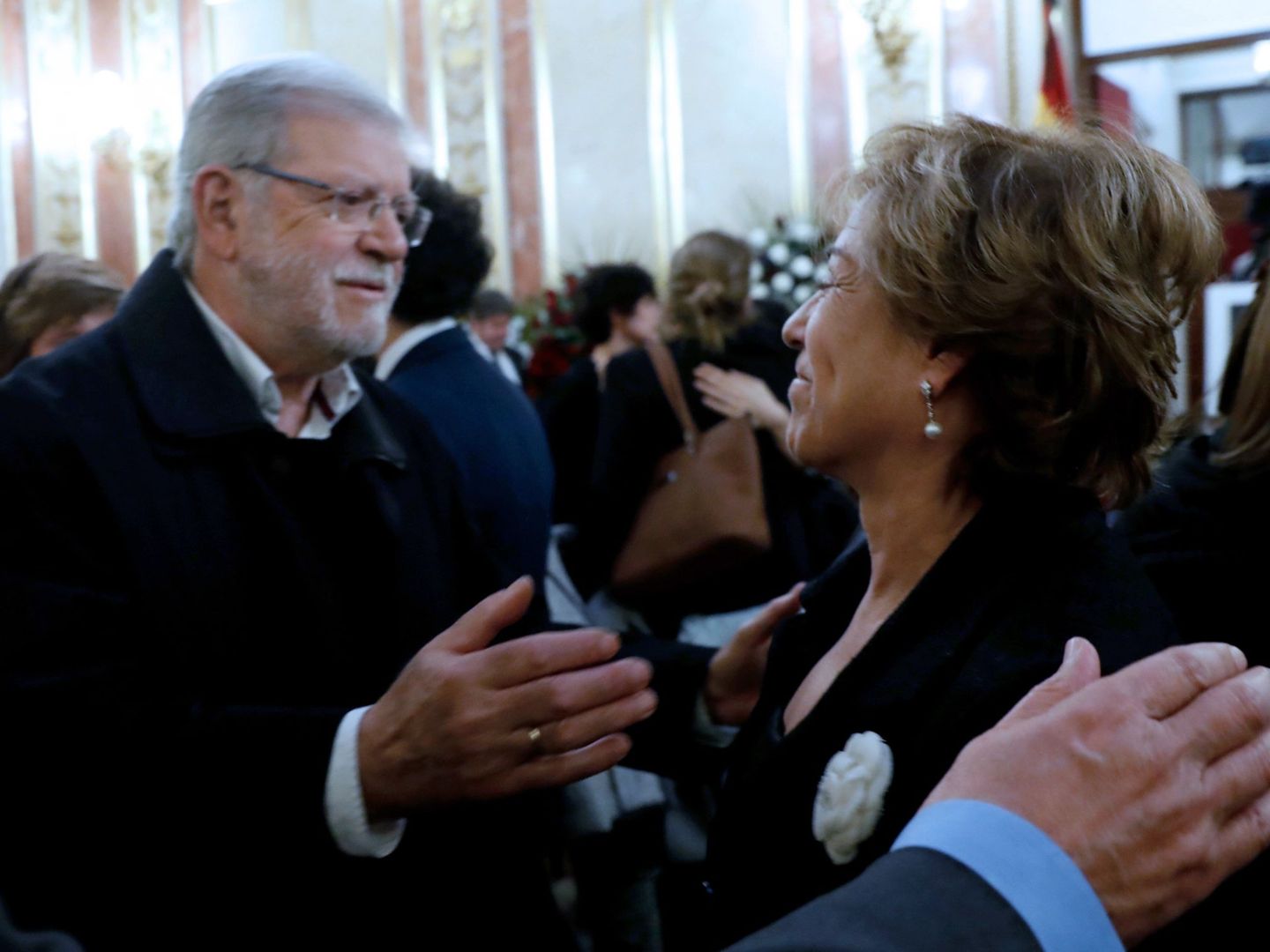 El expresidente de Extremadura Juan Carlos Rodríguez Ibarra junto a la viuda de Manuel Marín, en la capilla ardiente del expresidente del Congreso. (EFE Javier Lizón)