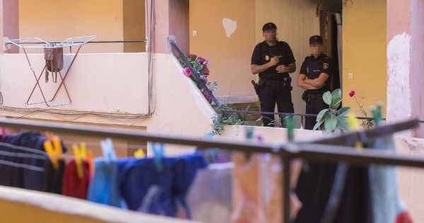 Foto: Policías permanecen en la vivienda del Pasaje Marroca de la localidad valenciana de Paterna. (EFE)