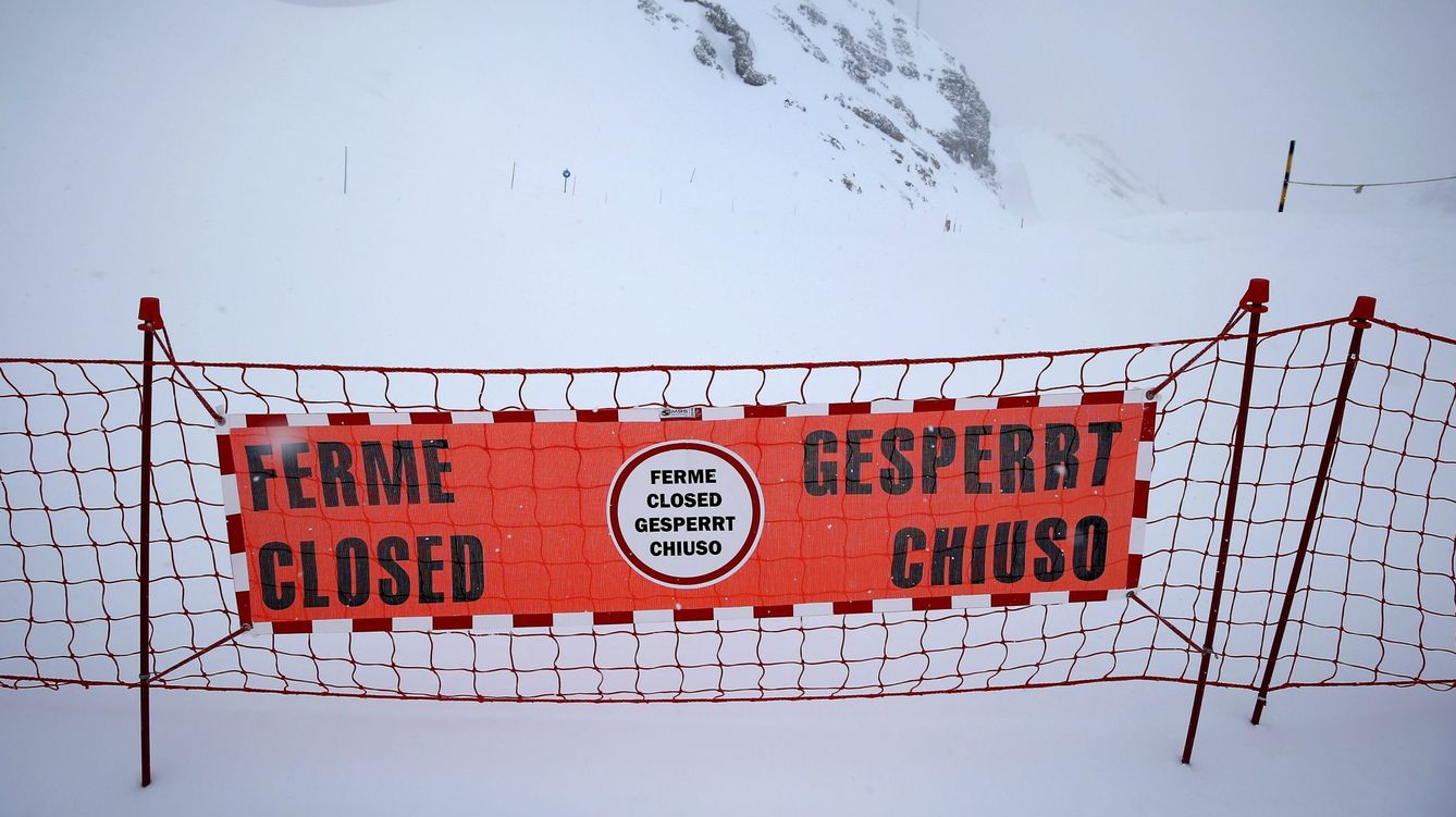 Foto: Las estaciones deben señalizar las pistas que no reúnen las condiciones para esquiar (Sebastien Nogier/Efe)