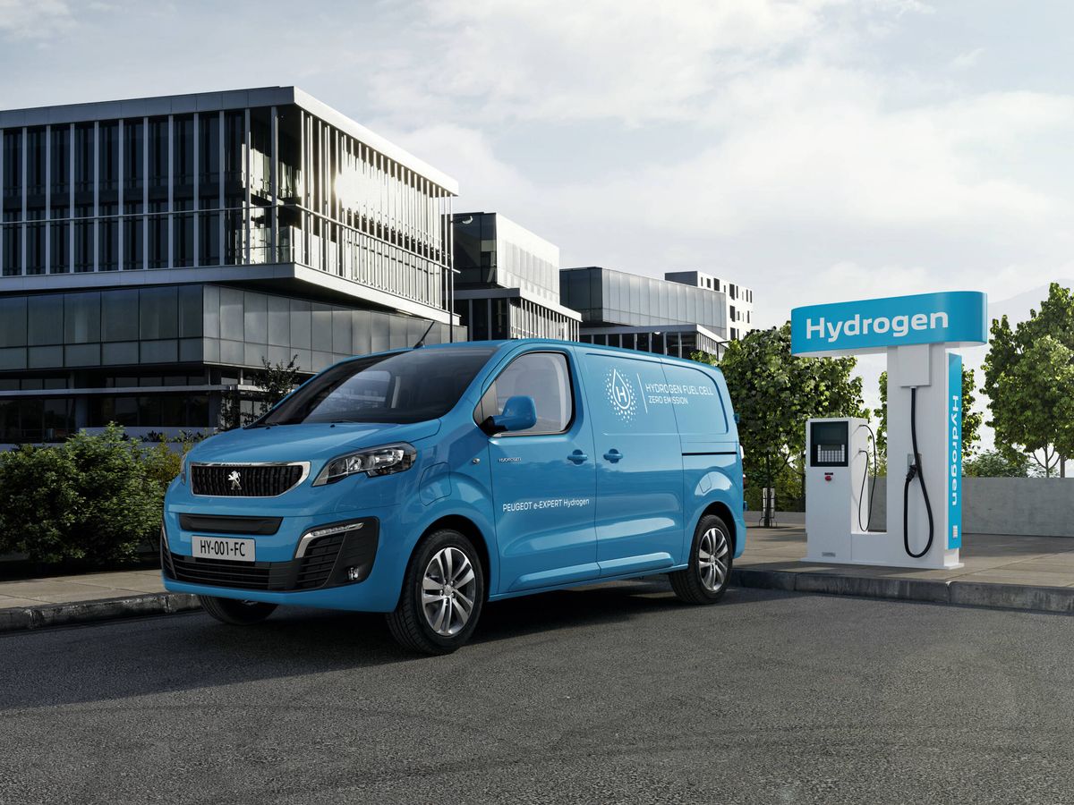 Foto: A principios de 2022, se inicia la comercialización de la Peugeot e-Expert animada por hidrógeno, y de dos modelos gemelos: Citroën Jumpy y Opel Vivaro.