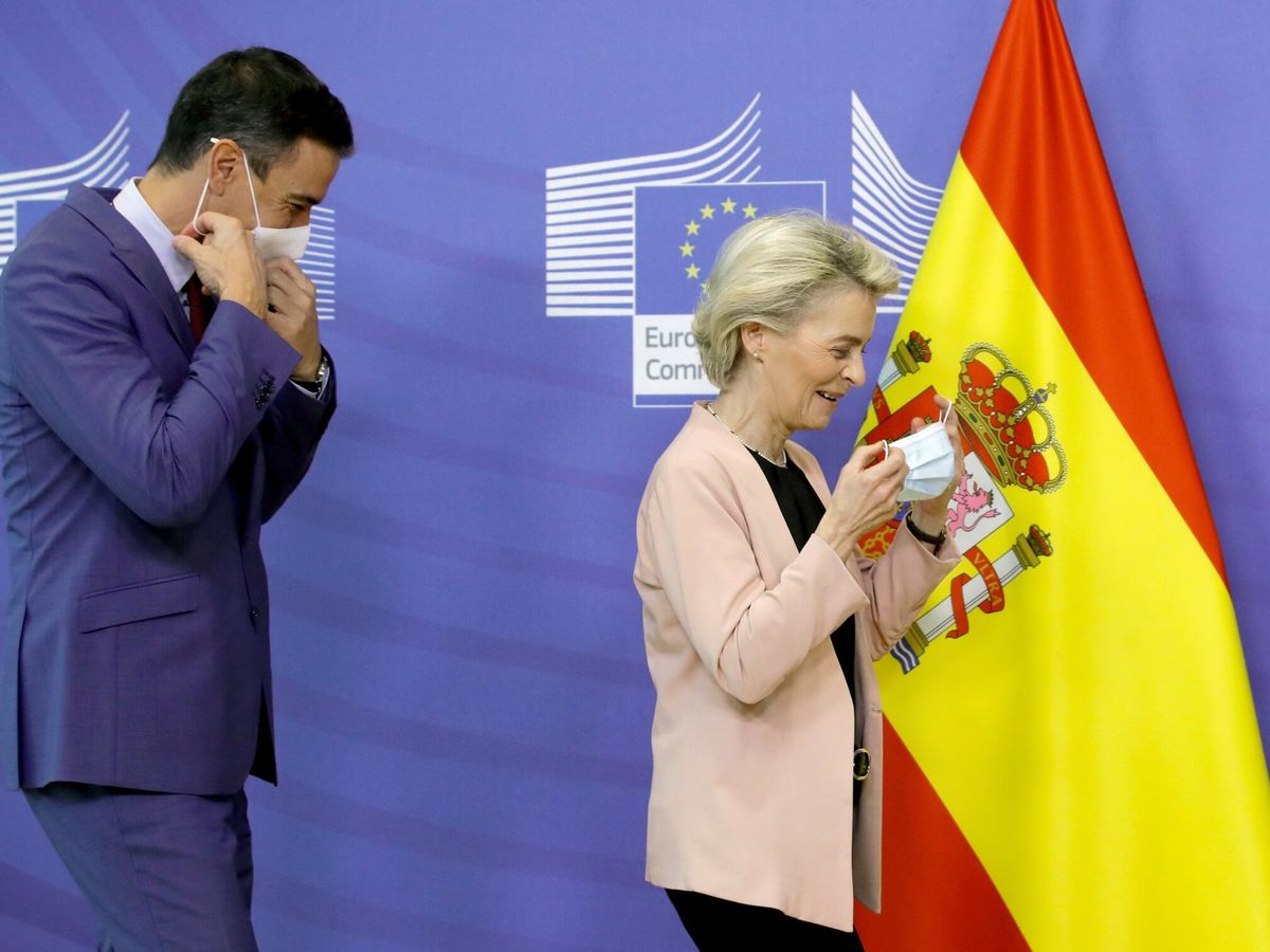 Foto: El presidente del Gobierno, Pedro Sánchez, y la presidenta de la Comisión Europea, Ursula von der Leyen. (Olivier Hoslet/EFE)
