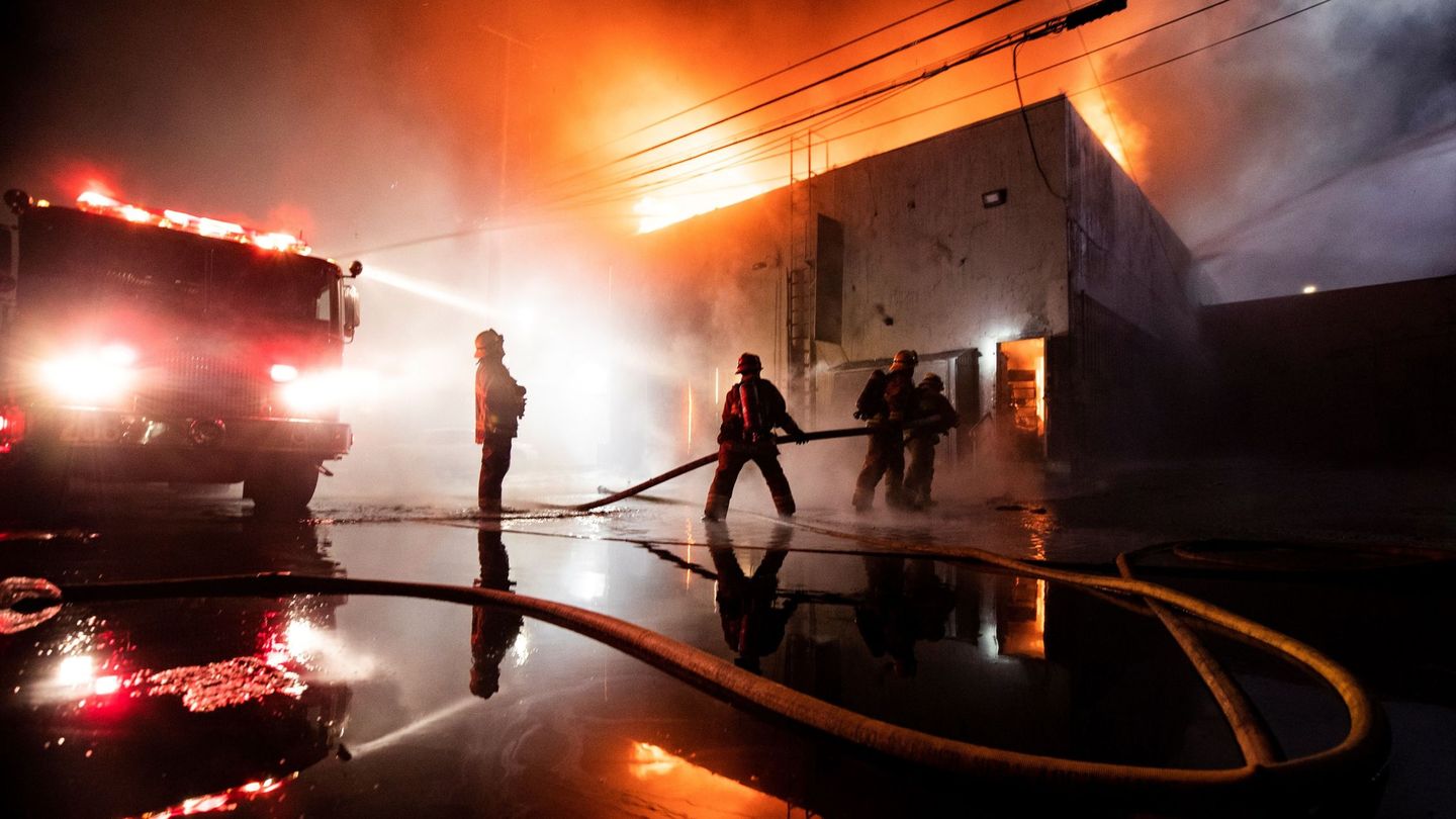 Los bomberos encontraron pruebas del fuego provocado (EFE/Etienne Laurent)