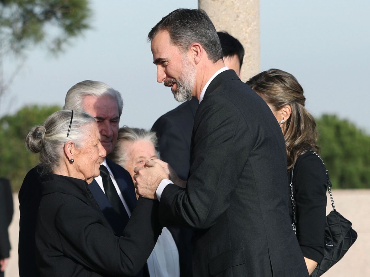 Foto: El rey Felipe VI da el pésame a Teresa María de Borbón-Dos Sicilias en la muerte de su madre. (EFE/J. J. Guillén)