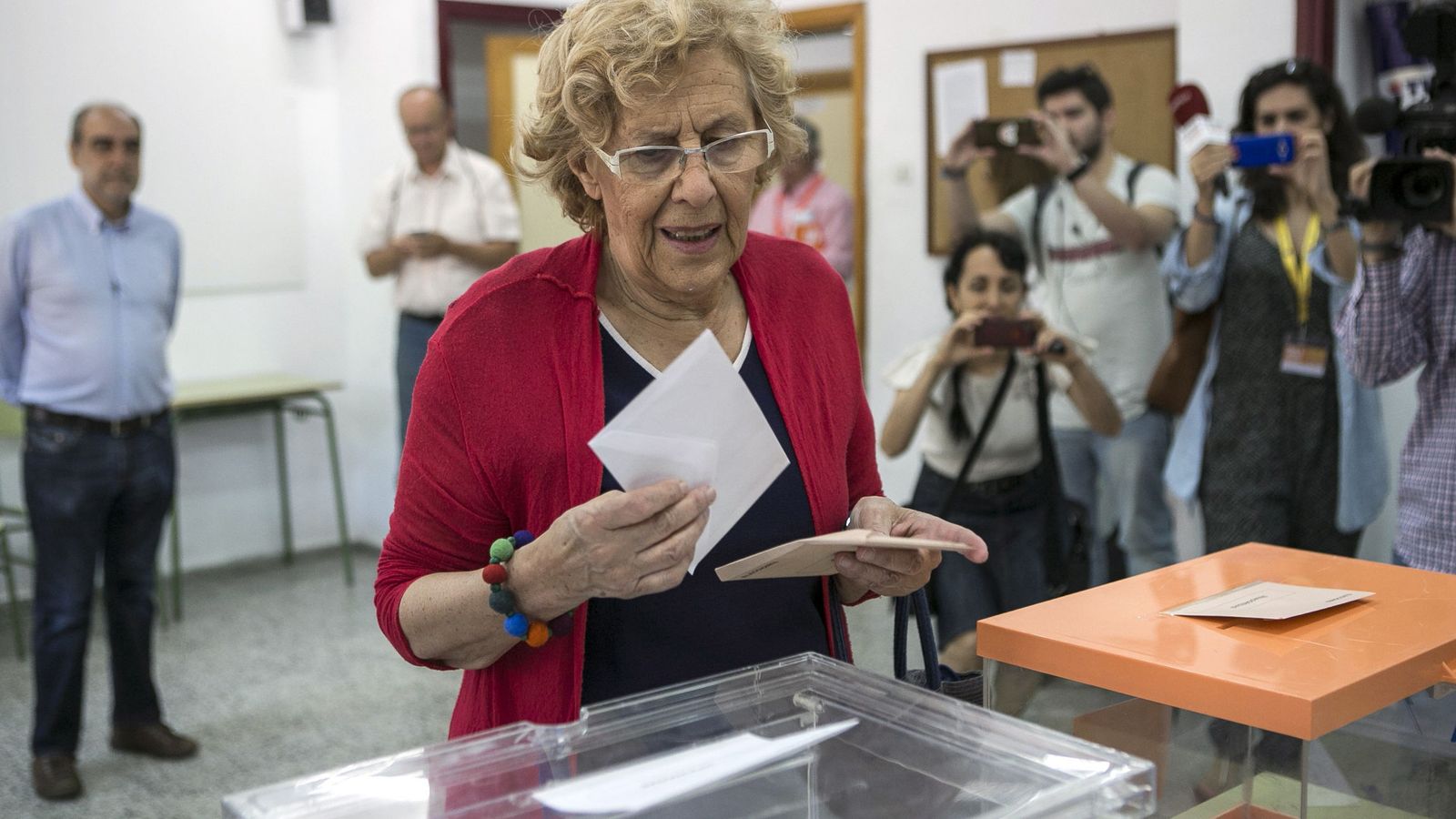 Foto: La alcaldesa de Madrid, Manuela Carmena, este domingo acudiendo a votar. (EFE)