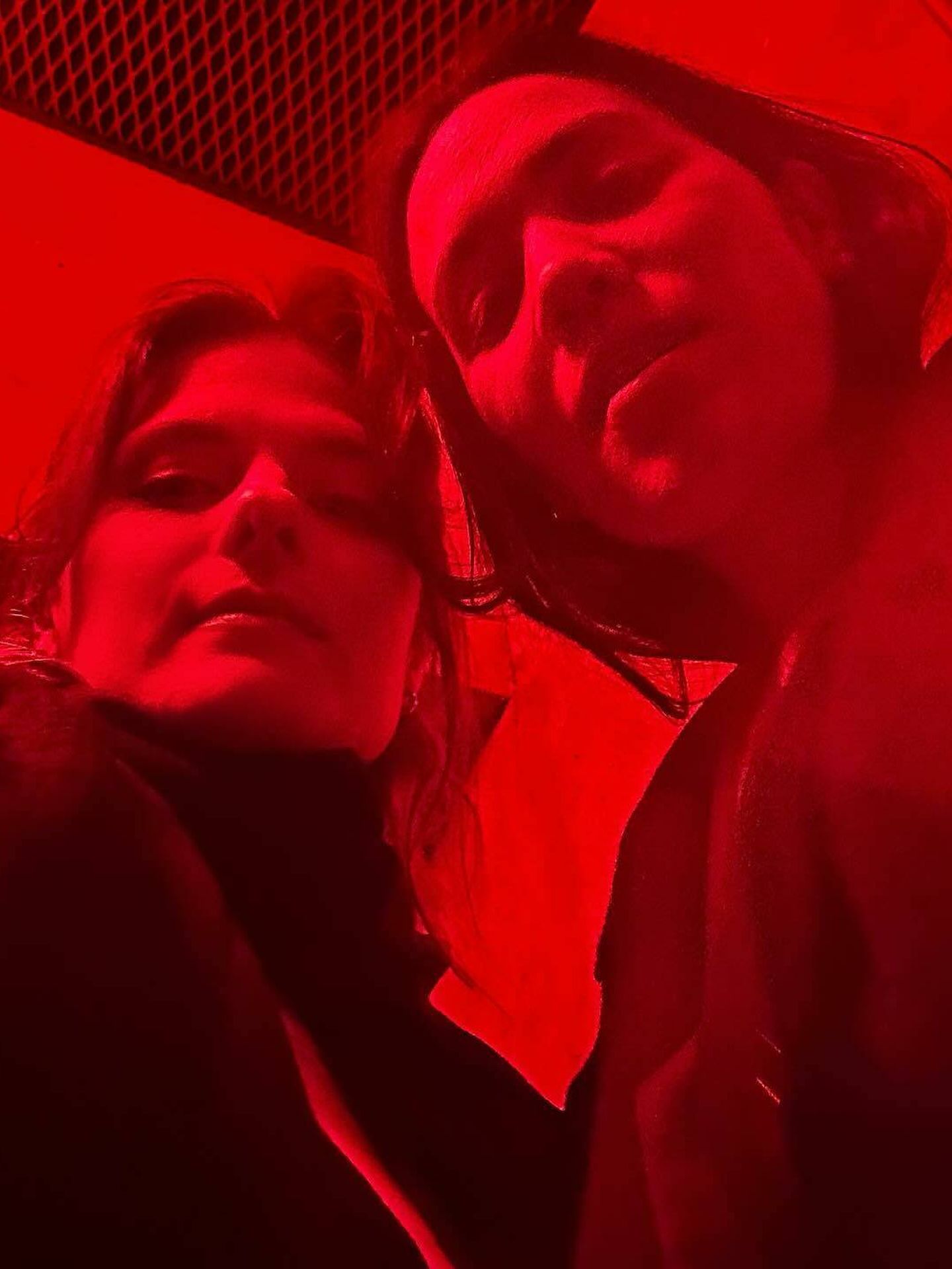 El selfie de la actriz junto a su novia, con el que confirman su relación. (Instagram/@ louisa_jacobson)