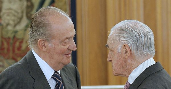 Foto: El rey Juan Carlos conversa con José María López de Letona, presidente de honor del Círculo de Empresarios