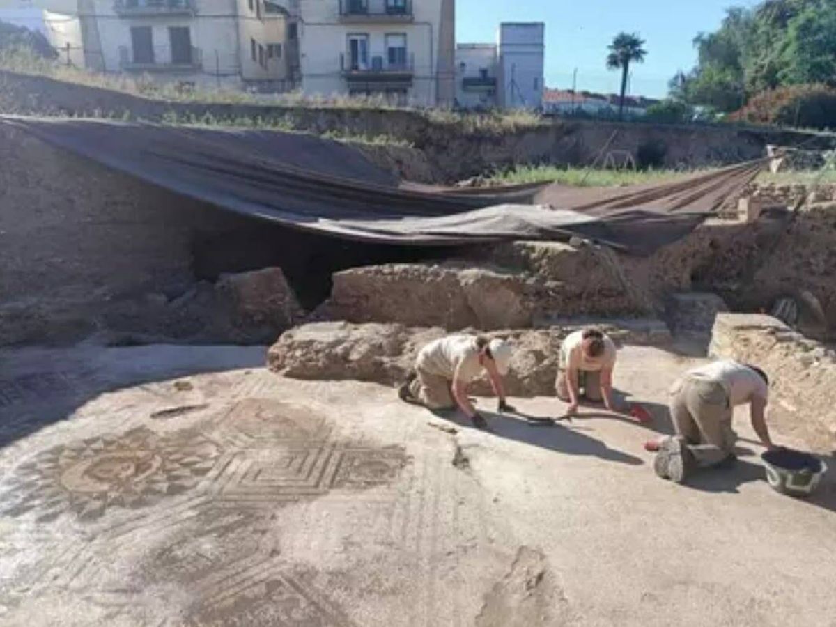 Foto:  Alumnos de la Escuela Barraeca II excavan en el yacimiento de Huerta de Otero.  Europa Press