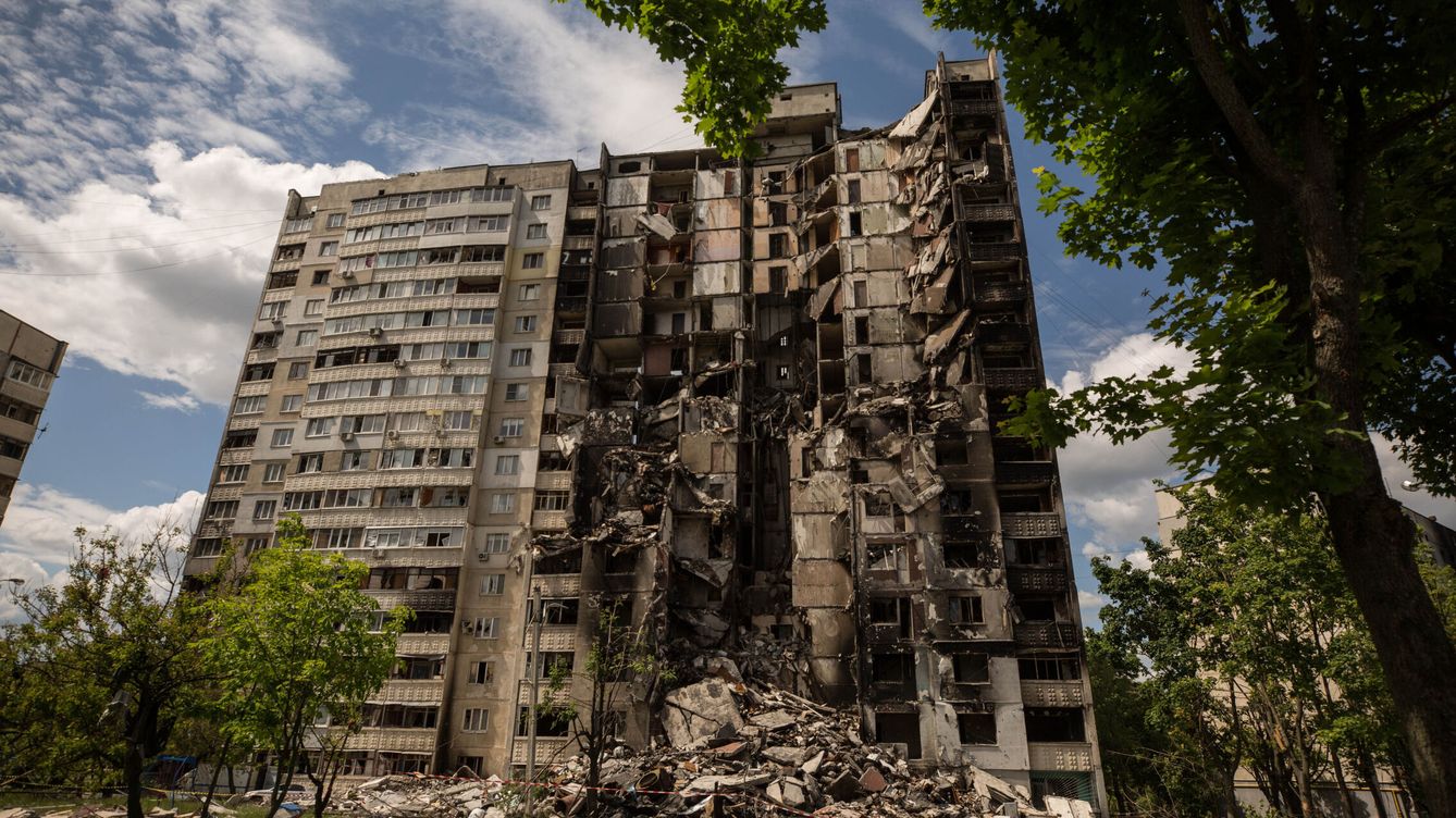 Foto: Un edificio de Kiev destruido por las bombas rusas. (EFE/Esteban Biba)