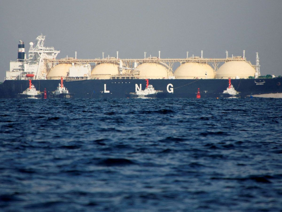 Foto: Un buque metanero de transporte de GNL, cerca de Tokio, en Japón. (Reuters/Issei Kato)