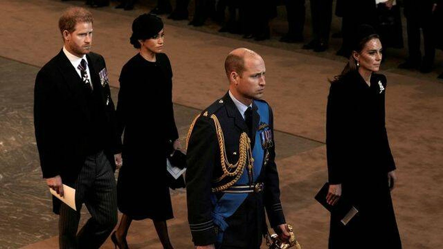   Los duques de Sussex y los príncipes de Gales, en el funeral de Isabel II. (Reuters/Pool/Nariman El-Mofty)