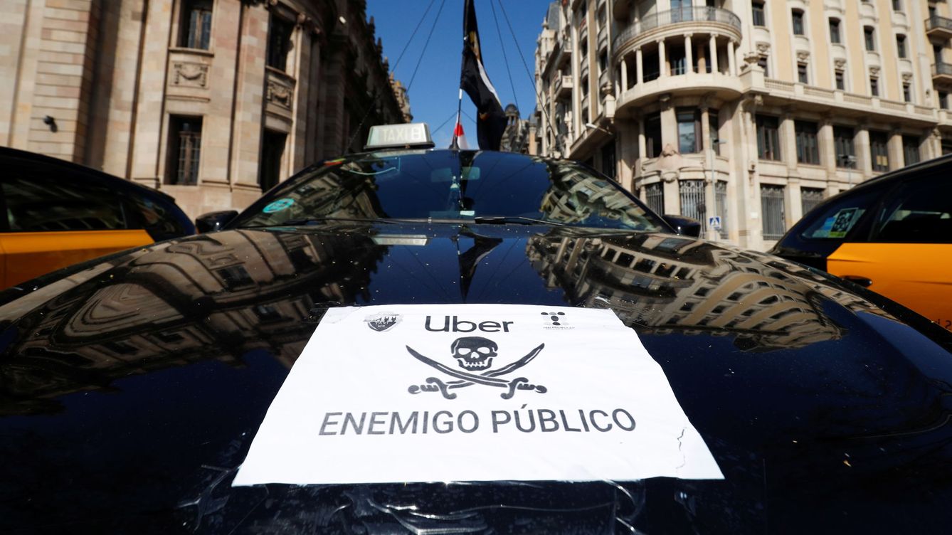 Foto: Imagen de una protesta de taxis en Barcelona en verano de 2021. (Reuters/Albert Gea)