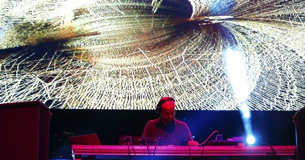 Foto: Matthew Herbert DJ durante su actuación en el Mulafest 2016 en Madrid. (EFE)