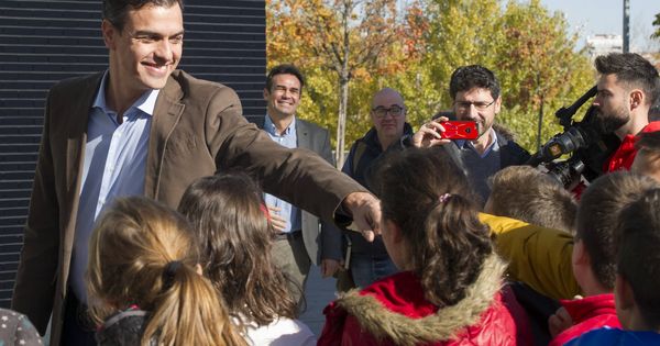Foto: Pedro Sánchez saluda a unos escolares a la entrada del Museo de la Ciencia de Valladolid, este 17 de noviembre. (Borja Puig | PSOE)