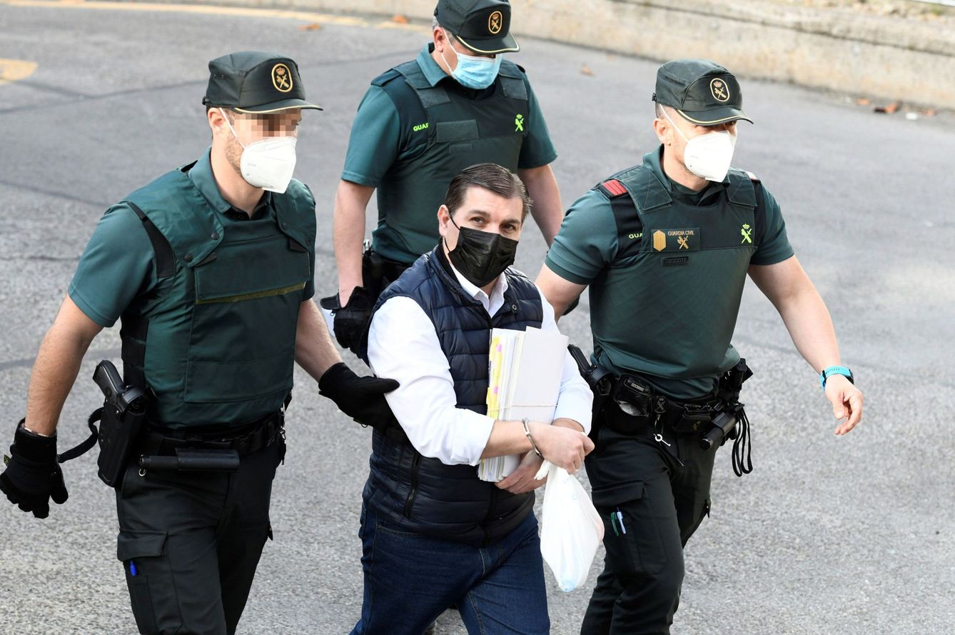 El acusado César Román, conocido como el Rey del Cachopo, a su llegada a la Audiencia Provincial de Madrid (EFE / Víctor Lerena)