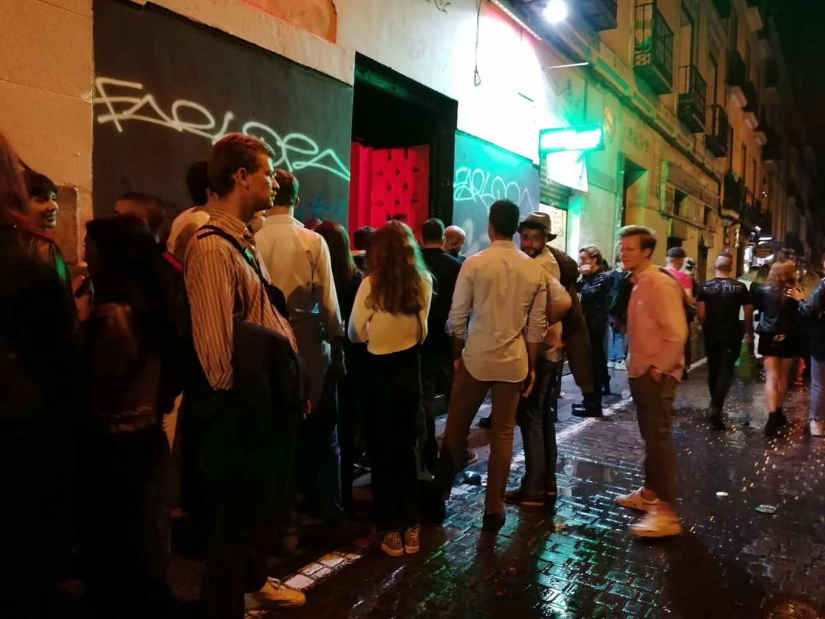 Foto: Varios jóvenes, a las puertas de un local de ocio nocturno en Madrid. (Archivo)