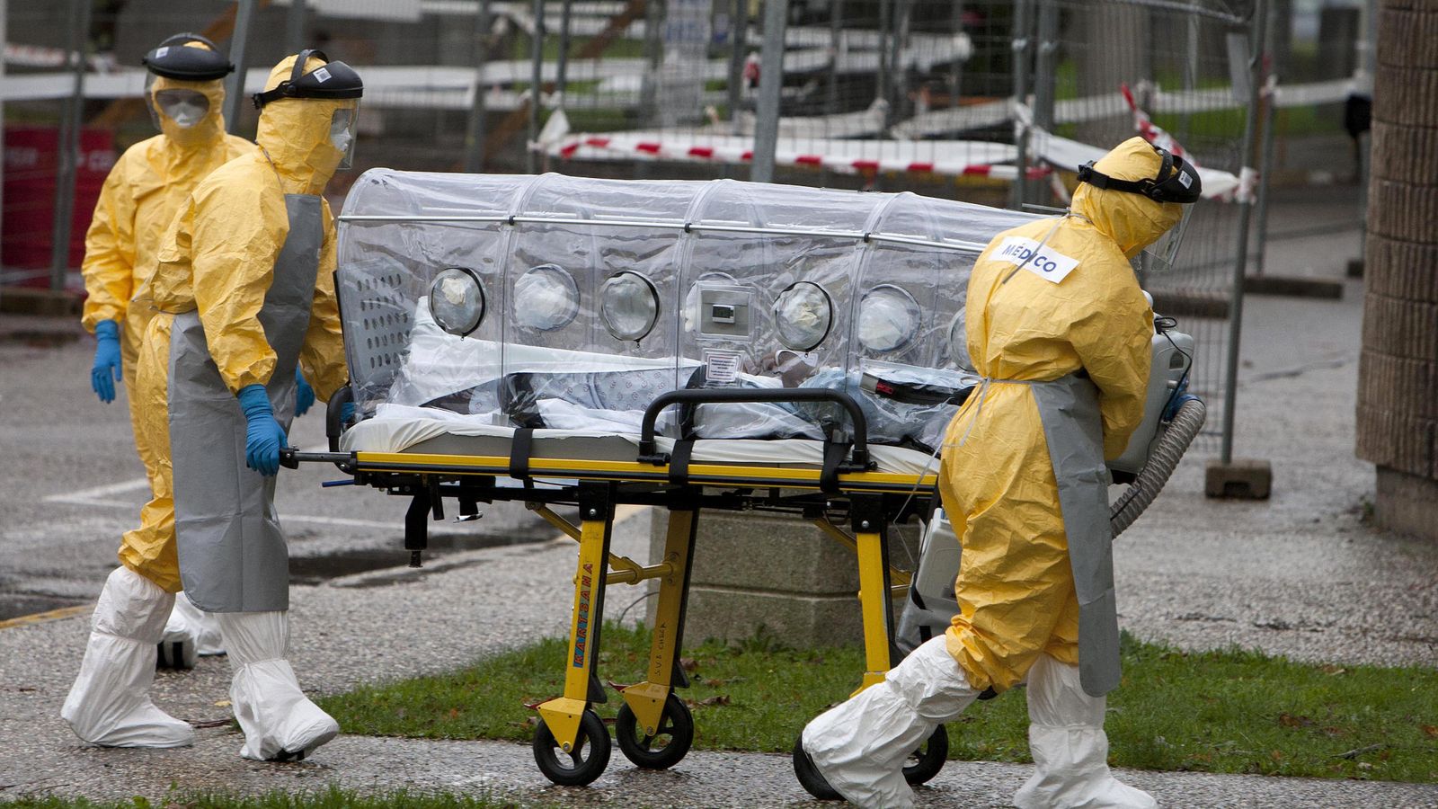 Foto: Llega al hospital el paciente posible portador de ébola (EFE)