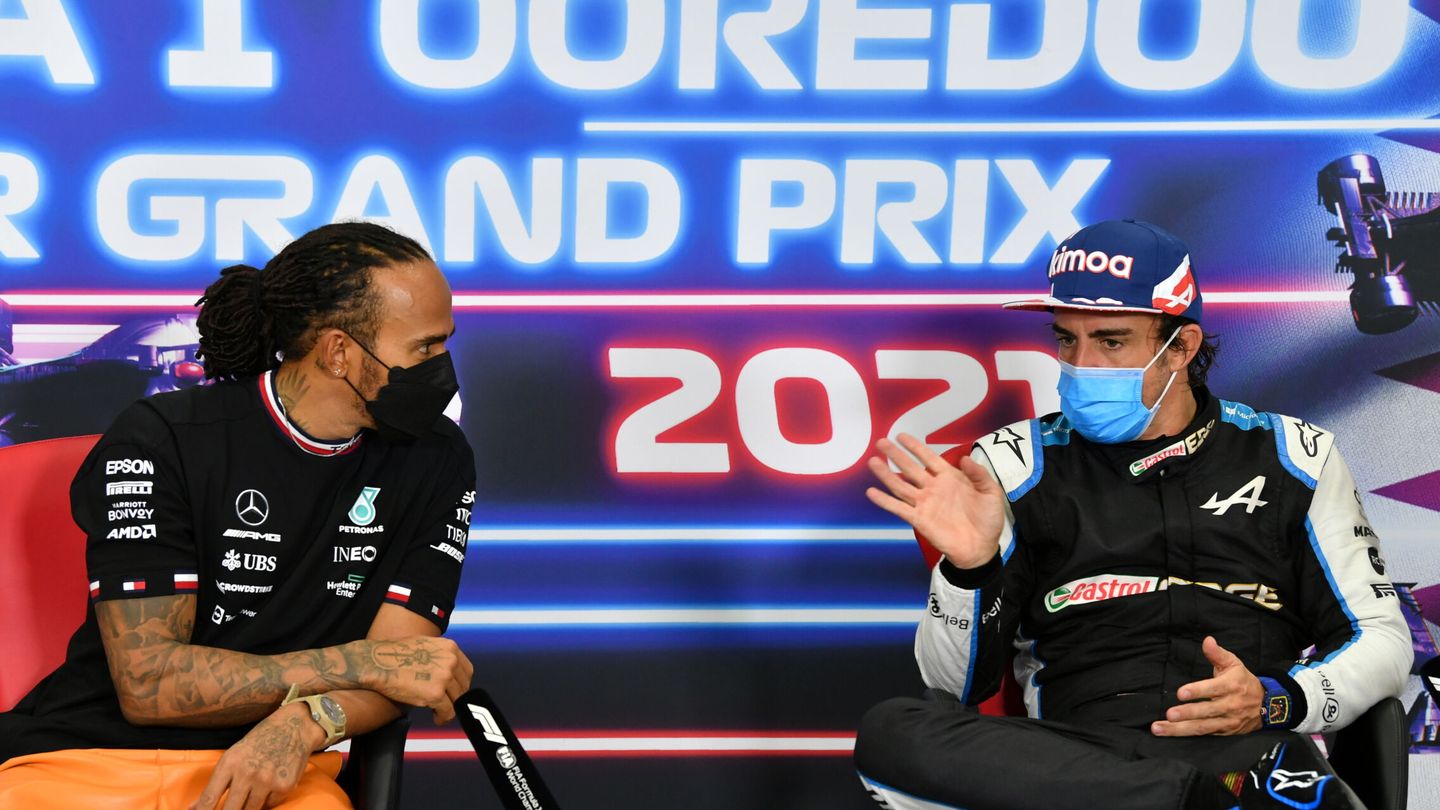 Lewis Hamilton y Fernando Alonso, tras la disputa de un Gran Premio de la pasada temporada.(Reuters/Hamad I Mohammed)