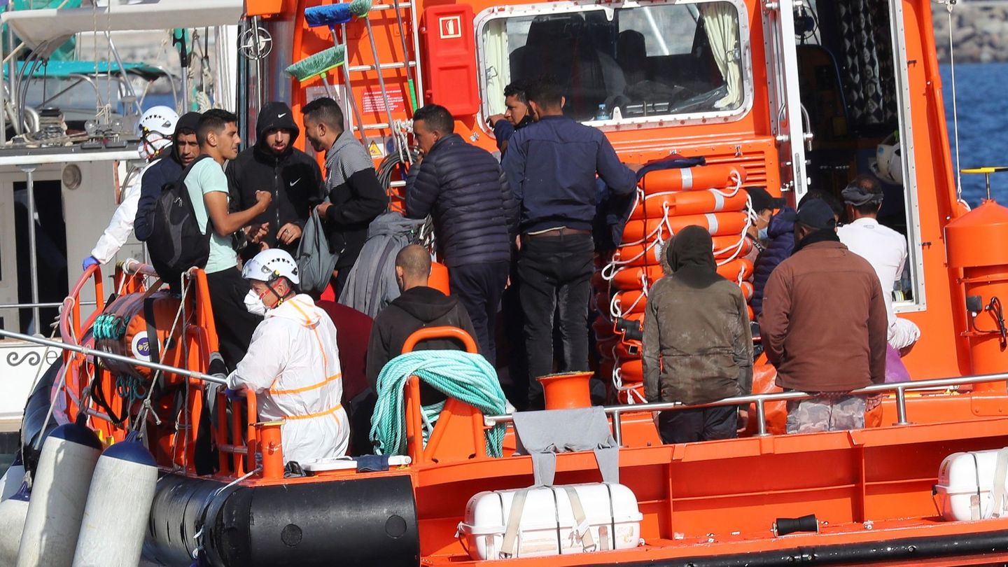 Varios migrantes rescatados por Salvamento Marítimo son trasladados al muelle de Arguineguín. (EFE)