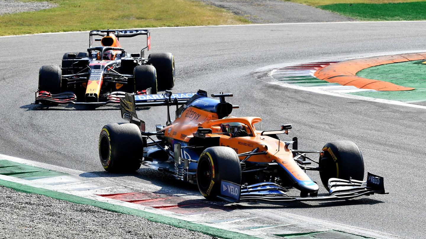 Formula One F1 - Italian Grand Prix - Autodromo Nazionale Monza, Monza, Italy - September 12, 2021 McLaren's Daniel Ricciardo in action as he leads ahead of Red Bull's Max Verstappen during the race REUTERS Jennifer Lorenzini