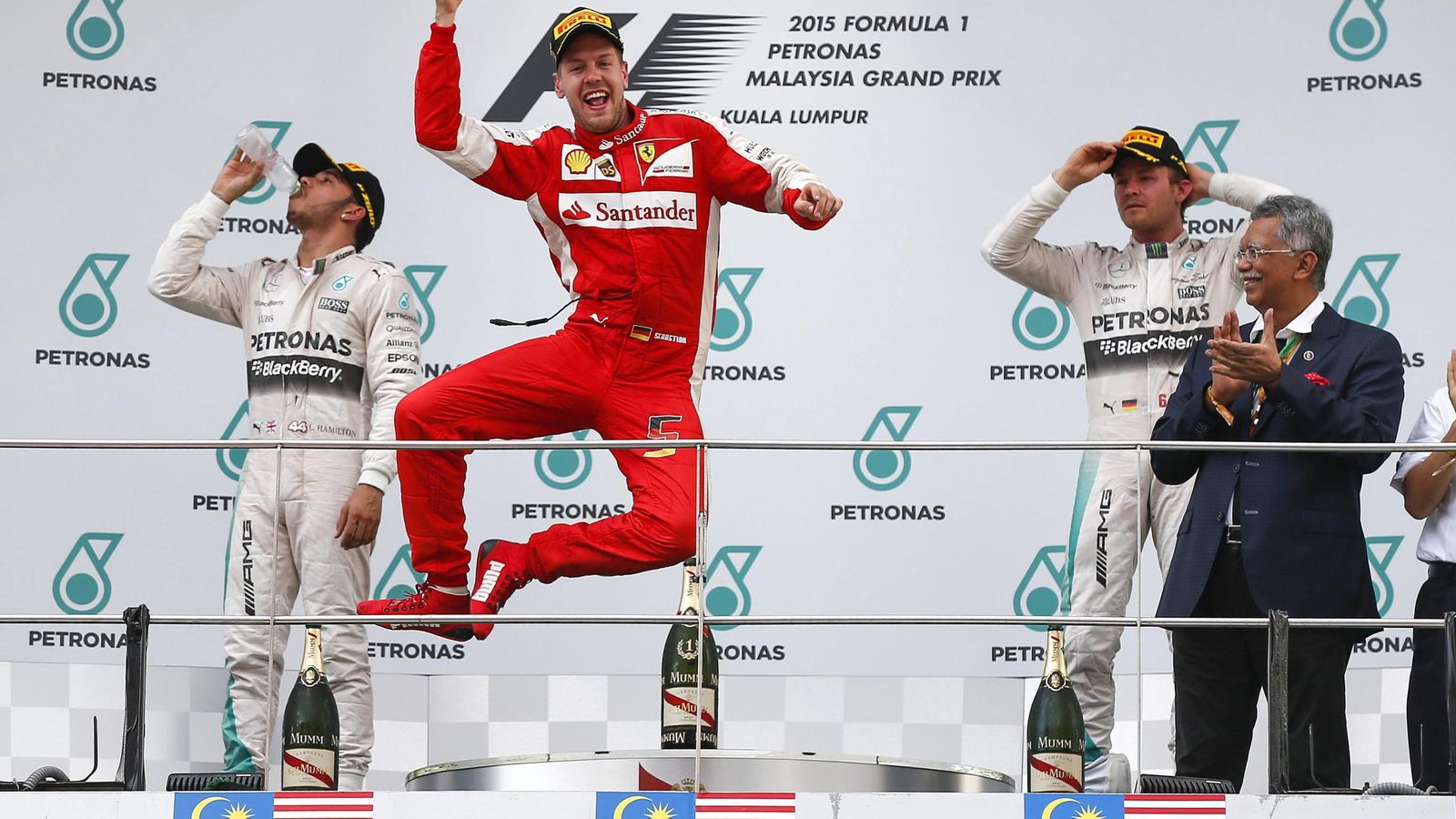 Foto: Sebastian Vettel celebrando su primera victoria con Ferrari y su cuadragésimo triunfo (EFE)