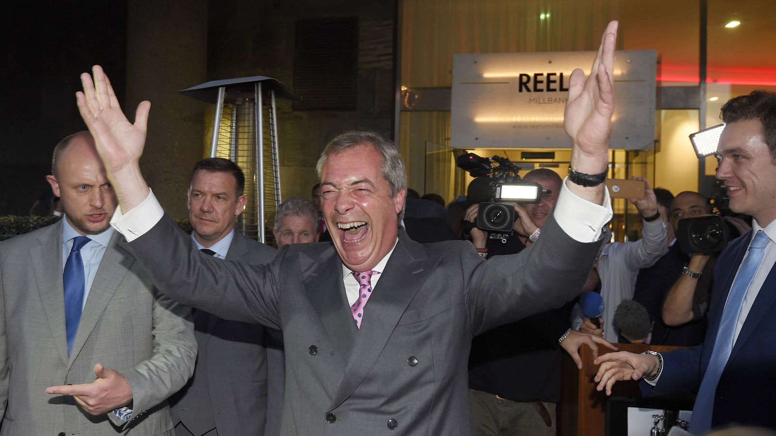 Foto: Nigel Farage, líder del UKIP, celebra el resultado del referéndum en Londres (Reuters). 