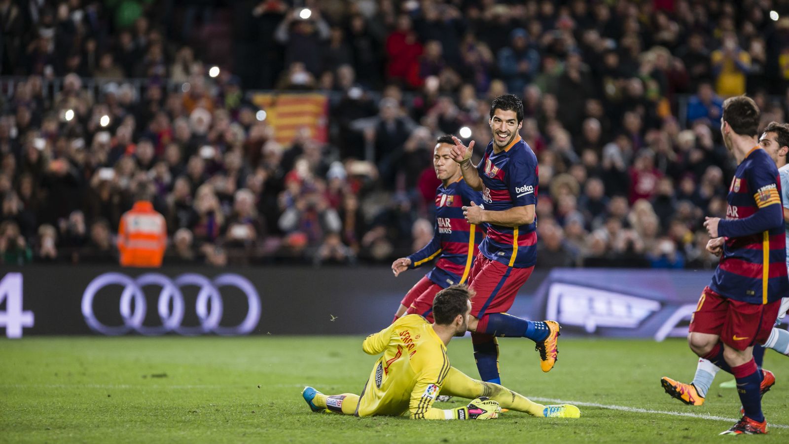Foto: Momento en que Luis Suárez marca el penalti indirecto de Messi (Cordon Press).