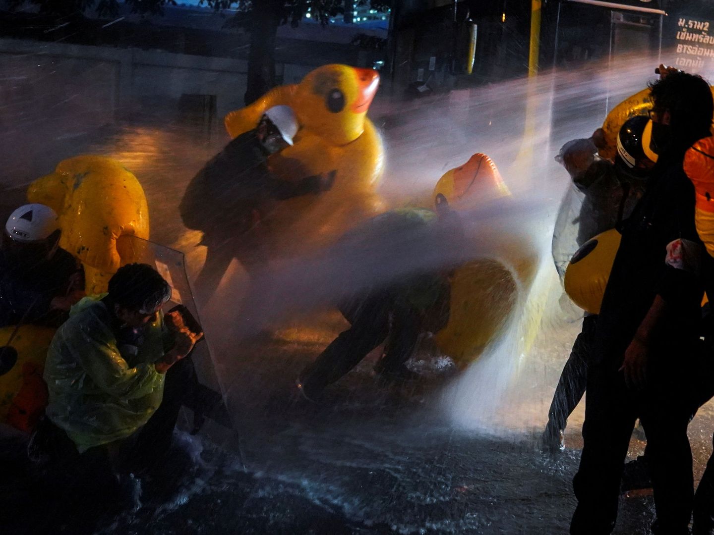 Manifestantes se enfrentan a los cañones de agua con patos de goma gigantes. (Reuters)