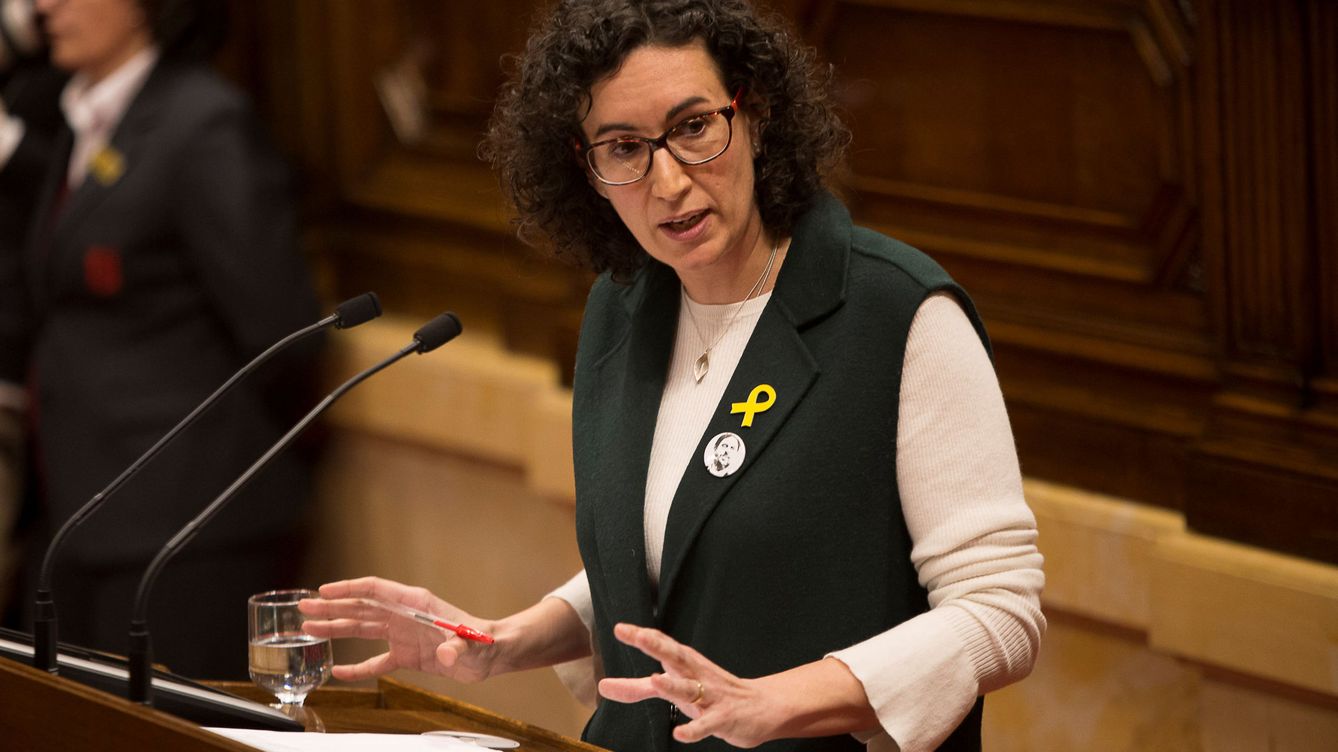Foto: Marta Rovira durante una sesión en el Parlamento de Cataluña en 2018. (Reuters/Albert Salame)