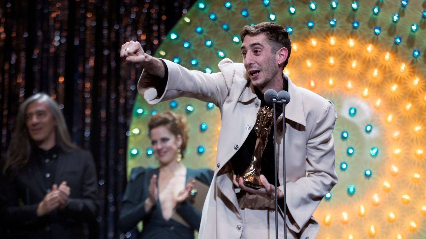 Auquer recoge el Premio Gaudí al mejor actor secundario por 'Quién a hierro mata'. (Efe)