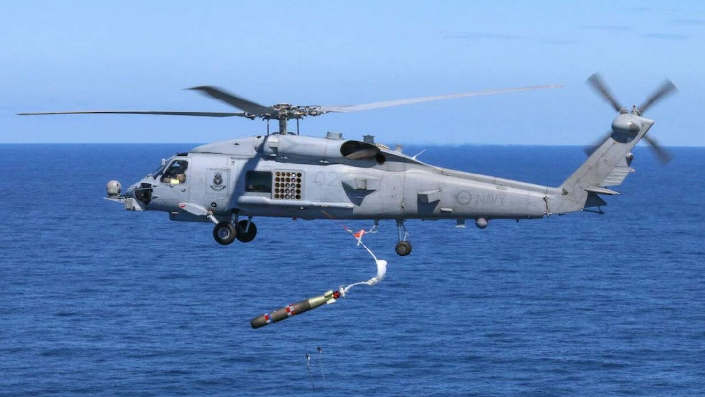 Un MH-60R australiano lanzando un torpedo Mk-54. (Royal Australian Navy)