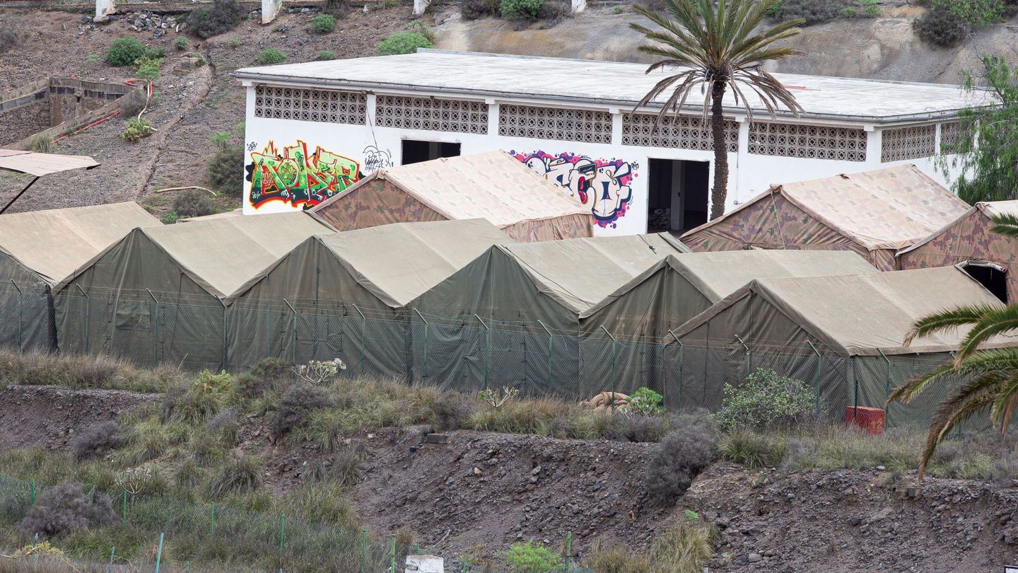 La Brigada Canarias XVI del Ejército de Tierra monta en los terrenos del antiguo polvorín de Barranco Seco, en Las Palmas de Gran Canaria. (EFE)