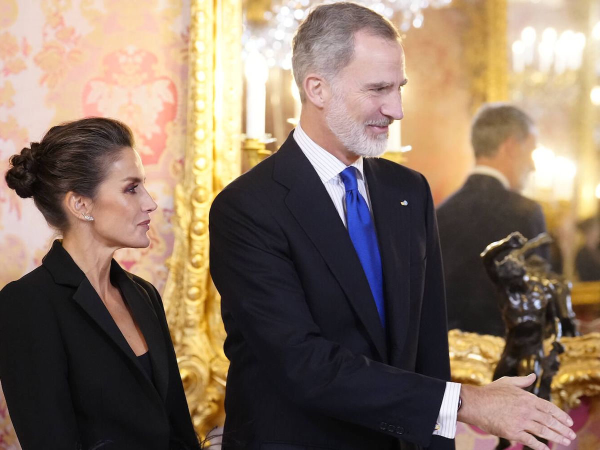 Foto: Los Reyes, con los parlamentarios de la OTAN en el Palacio Real. (LP)